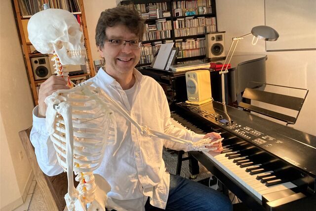 Mit Skelett Oskar führt Musikpädagoge Bernd Dahlhaus das Wechselspiel von Körper und Geist vor.