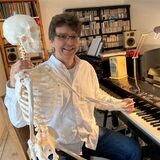 Mit Skelett Oskar führt Musikpädagoge Bernd Dahlhaus das Wechselspiel von Körper und Geist vor.