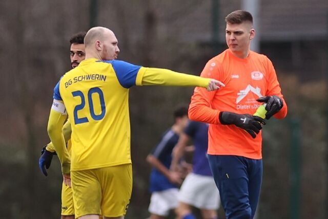 Gefrustet waren nach dem Duell mit dem TuS Harpen der Keeper Cedric Niemeyer (r) und Kapitän Kevin Wagener (Nummer 20).