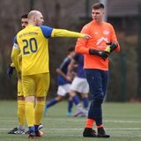 Gefrustet waren nach dem Duell mit dem TuS Harpen der Keeper Cedric Niemeyer (r) und Kapitän Kevin Wagener (Nummer 20).