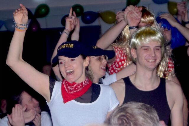Ausgelassen feierten die Schützen der 1., 3. und 5. Kompanie des BSV Waltrop in der Stadthalle ihr traditionelles „Wurstessen“.