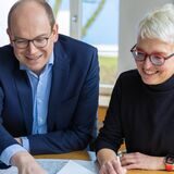 Philipp Verbnik von der Firma VDM Metals in Werdohl bespricht hier mit seiner Kollegin Silke van Os aus dem Marketing die Pläne für die Büroaufteilung im Westfalentower an der B1 in Dortmund.