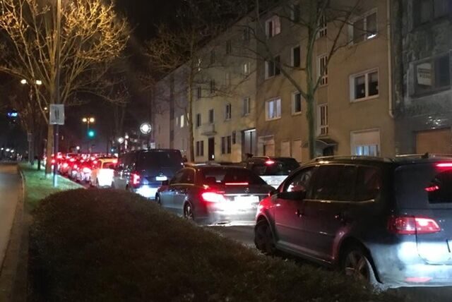Polizisten kontrollieren die Verkehrsteilnehmer in der Innenstadt.