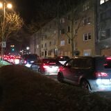 Polizisten kontrollieren die Verkehrsteilnehmer in der Innenstadt.