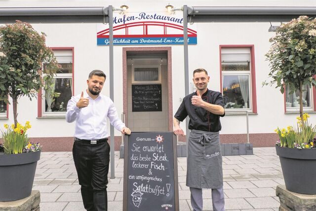 Kenan Sehic (l.) und sein Schwager Josip Levak vor dem Hafenrestaurant in Datteln.