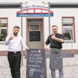 Kenan Sehic (l.) und sein Schwager Josip Levak vor dem Hafenrestaurant in Datteln.