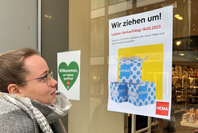 An der Eingangstür kündigt die Kaufhaus-Kette Hema ihren letzten Verkaufstag in ihrem Geschäft am Westenhellweg in Dortmund an. „Wir ziehen um“ steht dort. Wo man neu eröffnen will, wird jedoch nicht verraten.