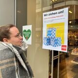 An der Eingangstür kündigt die Kaufhaus-Kette Hema ihren letzten Verkaufstag in ihrem Geschäft am Westenhellweg in Dortmund an. „Wir ziehen um“ steht dort. Wo man neu eröffnen will, wird jedoch nicht verraten.