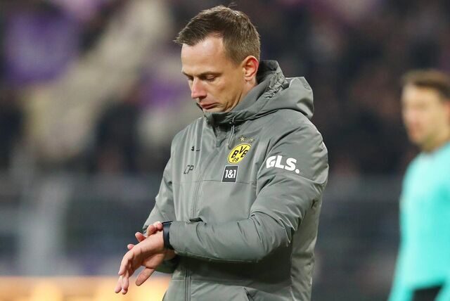 Christian Preußer schaut auf seine Uhr.