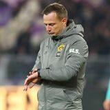Christian Preußer schaut auf seine Uhr.