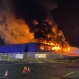 Der Vollbrand einer Halle in einem Industriegebiet in Werl beschäftigt am Montagabend hunderte Einsatzkräfte. Auch eine Spezialeinheit der Dortmunder Feuerwehr ist im Einsatz.
