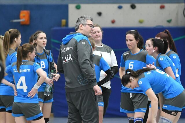 Ickerns Trainer Fabian Wolf (M) und sein Team setzten sich gegen den Bochumer HC durch.