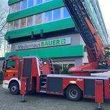Vor dem Medienhaus Bauer steht am Dienstag ein Leiterwagen der Feuerwehr.