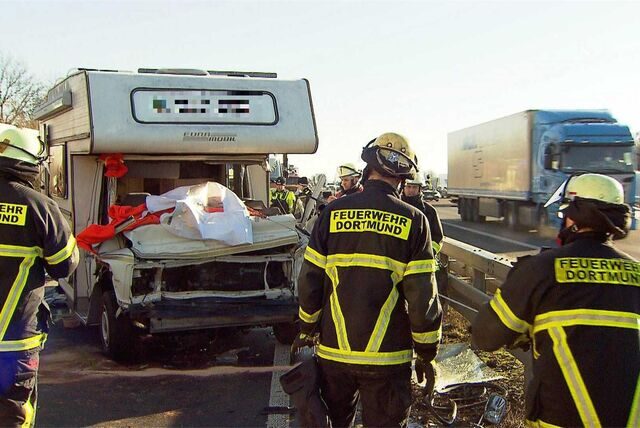 Das Wohnmobil wurde durch den Zusammenprall schwer beschädigt. Die Fahrerin musste aus ihrem Wagen herausgeschnitten werden.