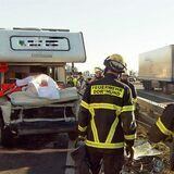 Das Wohnmobil wurde durch den Zusammenprall schwer beschädigt. Die Fahrerin musste aus ihrem Wagen herausgeschnitten werden.