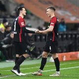 Nico Schlotterbeck klatscht mit seinem Bruder Keven ab.
