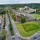 Das Rathaus-Ensemble am Stadtmittelpunkt mitsamt der Hallen und dem Forum: Die Europa- und die Stadthalle sind hochgradig sanierungsbedürftig.