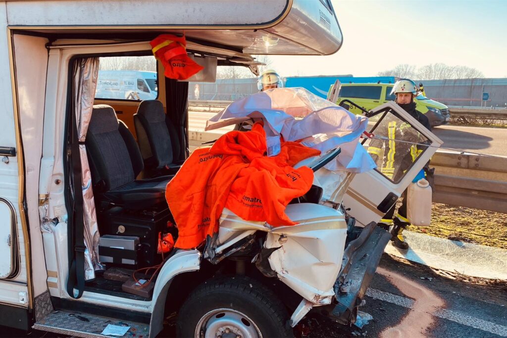 Um die Fahrerin aus dem Wohnmobil befreien zu können, musste die Feuerwehr die Frau aus dem Wohnmobil schneiden. Um die Fahrerin aus dem Wohnmobil befreien zu können, musste die Feuerwehr die Frau aus dem Wohnmobil schneiden.