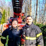 Sophie Rohring und Damian Fettkenhauer nehmen als Auszubildende der Feuerwehr am Drehleiter-Lehrgang am Medienhaus Bauer teil.