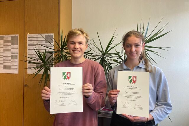Die Oer-Erkenschwicker Schüler Daya Wellhöner (r.) und Jarne Gruhn zeigen ihre Philosophie-Urkunden.