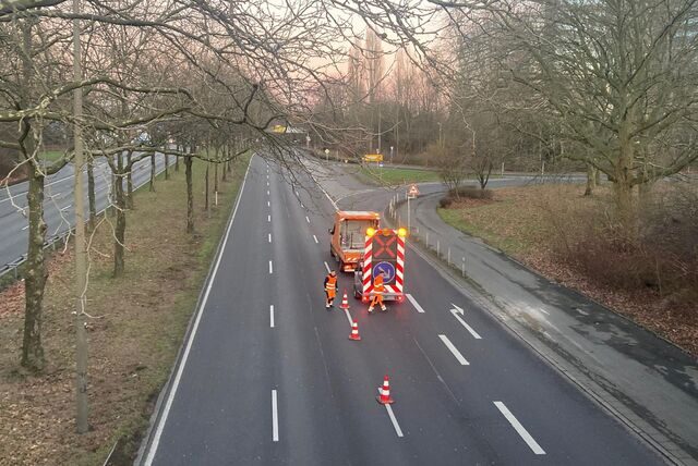 Mit etwa einer halben Stunde Verspätung wurde gegen 17.30 Uhr die B1 gesperrt – wegen der Entschärfung von drei Bombenblindgängern am Dienstag (7.2.).