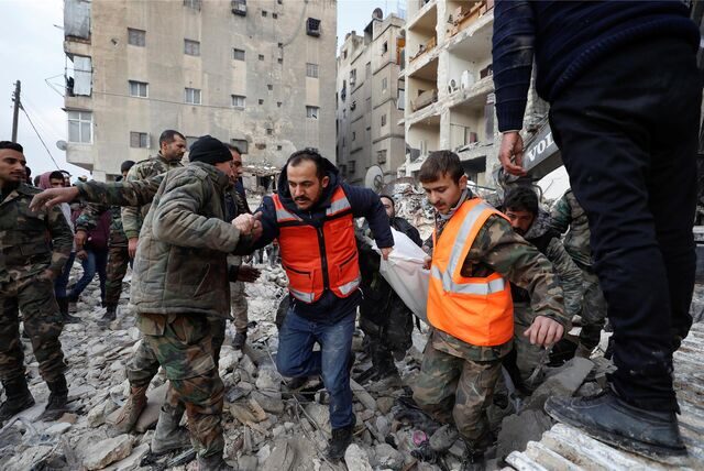 Rettungsteams tragen die Leiche eines Opfers aus einem zerstörten Gebäude. Die Zahl der Toten im Erdbebengebiet an der türkisch-syrischen Grenze steigt – und nach wie vor werden viele Menschen unter den Trümmern vermutet.
