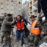 Rettungsteams tragen die Leiche eines Opfers aus einem zerstörten Gebäude. Die Zahl der Toten im Erdbebengebiet an der türkisch-syrischen Grenze steigt – und nach wie vor werden viele Menschen unter den Trümmern vermutet.