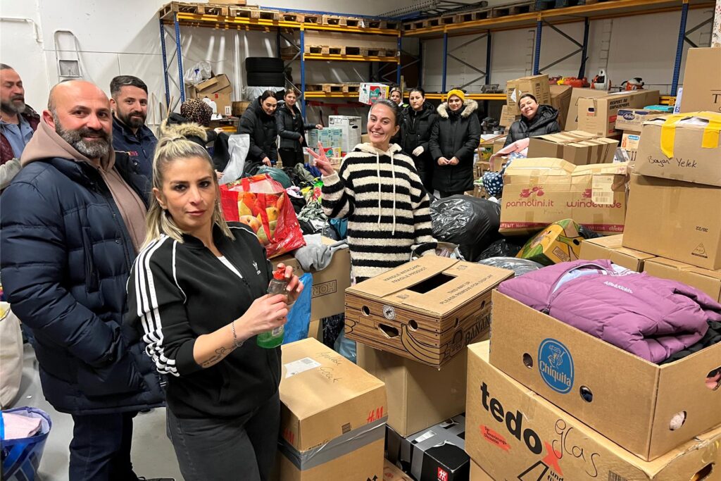 Etwa 30 Beschäftigte und freiwillige Helfer sortieren die Spenden in den Hallen des Sinsener Unternehmers Sezgin Yar (l.). Etwa 30 Beschäftigte und freiwillige Helfer sortieren die Spenden in den Hallen des Sinsener Unternehmers Sezgin Yar (l.).