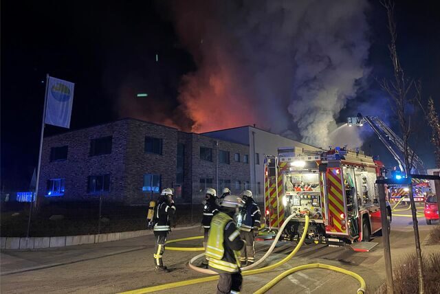 Feuerwehrleute bekämpfen einen Brand. Zwei Lagerhallen in Steinhagen (Kreis Gütersloh) sind am Dienstag in Brand geraten.
