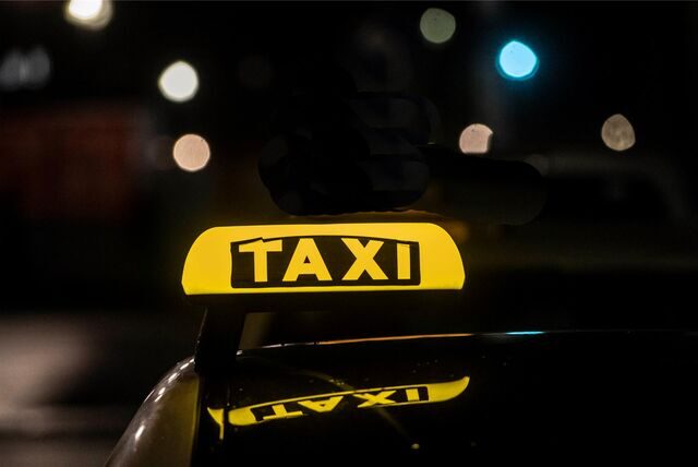 Ein Taxi in der Nacht