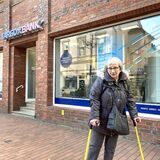 Marlies Biernat vor der Targo Bank an der Harkortstraße. Der Versuch, hier ihre Bankgeschäfte zu erledigen, geriet zum Albtraum.