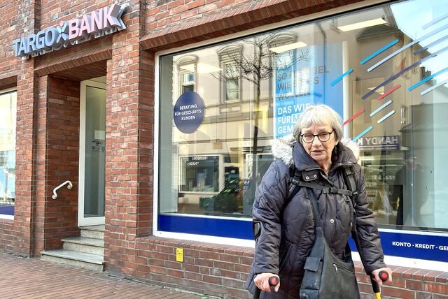 Marlies Biernat vor der Targo Bank an der Harkortstraße. Der Versuch, hier ihre Bankgeschäfte zu erledigen, geriet zum Albtraum.