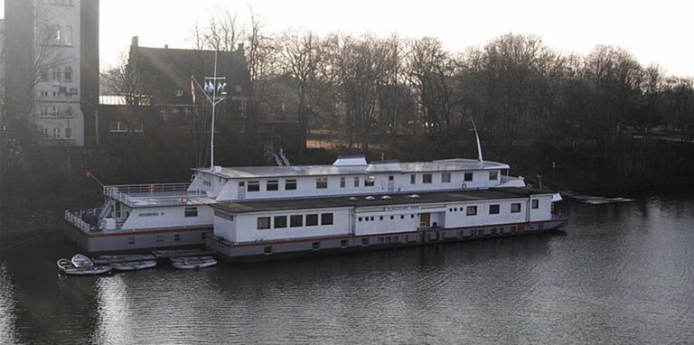 Das Schiff “Rhein II“ der Binnenschifffahrts-Ausbildungsstätte Schulschiff Rhein an seinem Anlegeplatz in Duisburg-Homberg.