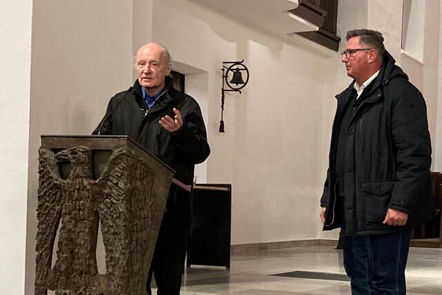 Eugen Drewermann mit Pfarrer Stephan Rüdiger in St. Agatha