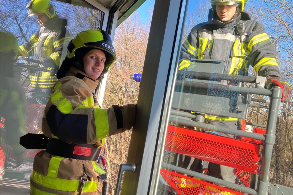 Beim Einstieg in den Drehleiterkorb zeigt Mia Baum von der Feuerwehr Castrop-Rauxel keine Höhenangst.