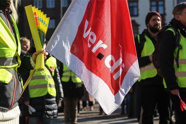 Demonstranten halten eine Verdi-Flagge