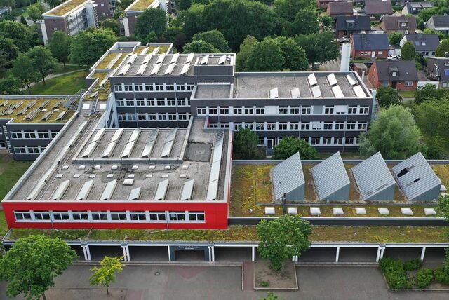 Ein Luftbild zeigt die PV-Anlagen auf dem Dorstener Schulzentrum.
