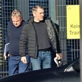 Jan Zimmermann und Ingo Preuß gehen über das Trainingsgelände.