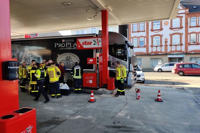 Lastzug und Feuerwehr-Einsatzkräfte an der Star-Tankstelle in Henrichenburg.