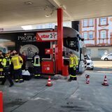 Lastzug und Feuerwehr-Einsatzkräfte an der Star-Tankstelle in Henrichenburg.
