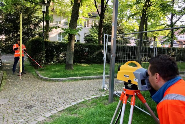Peter Pohl und Thomas Winter vom Katasteramt des Kreises Unna haben im vergangenen Jahr auch Höhenmessungen im Kreis Unna vorgenommen.