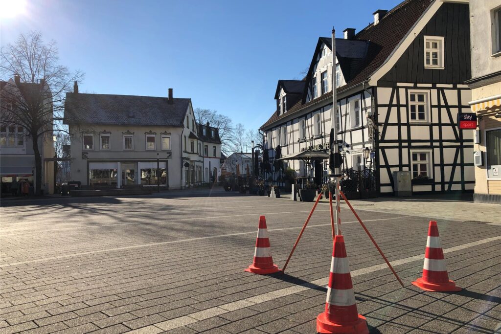Für die GPS-unterstütze Vermessung müssen immer drei Punkte in der nähren Umgebung der betreffenden Liegenschaft – wie hier auf dem Marktplatz in Fröndenberg – ausgewählt werden, um unverfälschte Koordinaten zu erhalten.