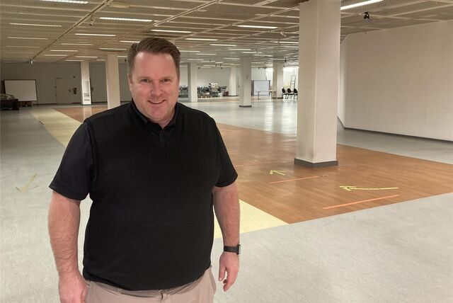 Fashion-Outlet-Geschäftsführer Kristofer Jürgensen steht in einem großen leer stehenden Ladenlokal.