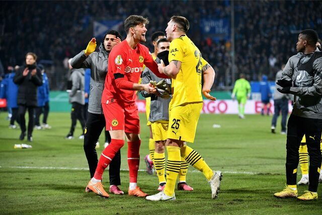 Gregor Kobel jubelt gemeinsam mit Niklas Süle.