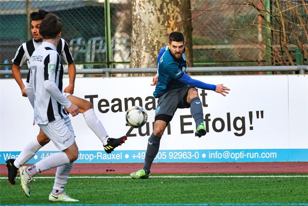 Der SV Wacker Obercastrop, hie mit Nico Brehm am Ball, ist Gast des FC Brünnighausen. Der SV Wacker Obercastrop, hie mit Nico Brehm am Ball, ist Gast des FC Brünnighausen.
