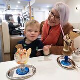 Sabrina Mäder-Wächter und ihr Sohn Lias genießen ihr Eis in der Eisdiele Dolomiti in Waltrop.