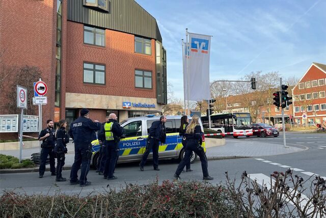Bombendrohung in Dorsten: Die Polizei war mit mehreren Einsatzfahrzeugen vor Ort und sperrte den Bereich großräumig ab.