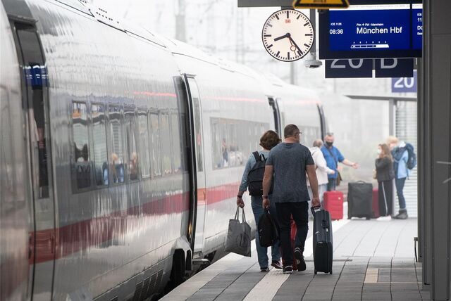 In einem ICE nach München soll am Donnerstagmorgen kurz nach der Ausfahrt aus dem Dortmunder Hauptbahnhof die Notbremse gezogen worden sein. (Symbolbild)