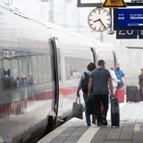In einem ICE nach München soll am Donnerstagmorgen kurz nach der Ausfahrt aus dem Dortmunder Hauptbahnhof die Notbremse gezogen worden sein. (Symbolbild)