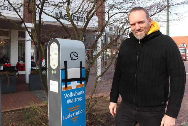 Mirko Ruschmeyer, Geschäftsmann aus Waltrop, steht an einer E-Ladesäule am Herne-Bay-Platz.